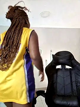 Snapshot of EmmaSanzz_ chatting on 12/14/25, 11:27 EmmaSanzz online show from 12/14/25, 11:27