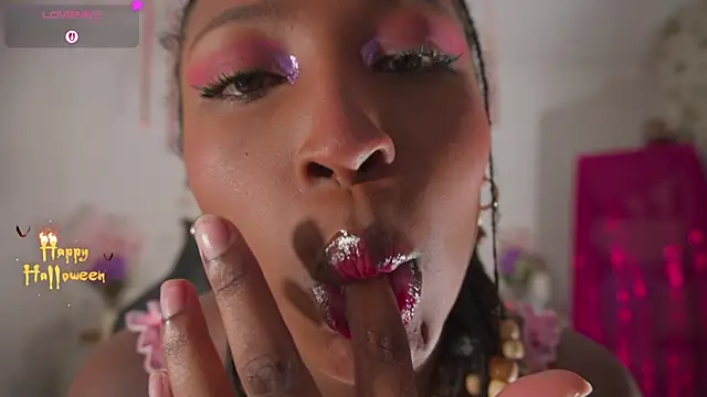 Snapshot of EmmaSanzz_ chatting on 11/02/25, 12:10 EmmaSanzz online show from 11/02/25, 12:10