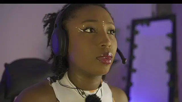 Snapshot of EmmaSanzz_ chatting on 02/16/26, 12:04 EmmaSanzz online show from 02/16/26, 12:04