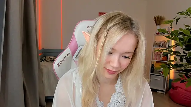 Lily Young online show from 10/22/25, 04:34