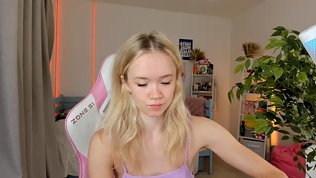 Lily Young online show from 10/23/25, 04:22