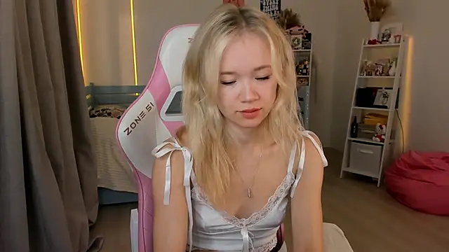 Lily Young online show from 10/09/25, 05:19