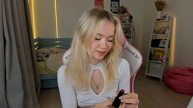 Lily Young online show from 10/10/25, 05:41