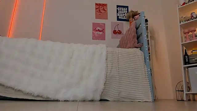 Lily Young online show from 10/20/25, 05:09