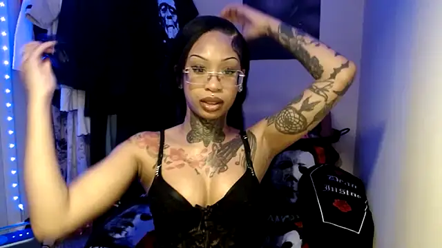 TrinityTeighlor online show from 11/30/25, 06:52