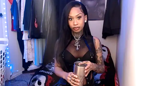 TrinityTeighlor online show from 11/19/25, 09:53