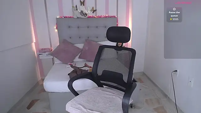 Mariana Rojas online show from 12/19/25, 04:16