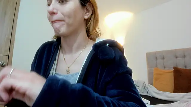 Carolina hernandez22 online show from 10/15/25, 12:35