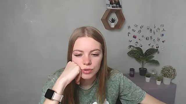 Snapshot of AliceFlirtt_ chatting on 09/29/25, 12:22 AliceFlirtt online show from 09/29/25, 12:22