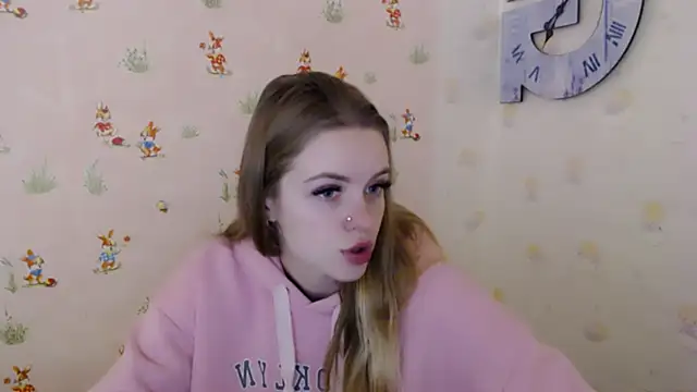 Snapshot of AliceFlirtt_ chatting on 02/14/25, 11:31 AliceFlirtt online show from 02/14/25, 11:31