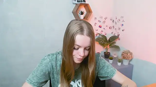 Snapshot of AliceFlirtt_ chatting on 09/19/25, 08:51 AliceFlirtt online show from 09/19/25, 08:51