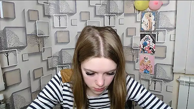Snapshot of AliceFlirtt_ chatting on 03/13/25, 08:37 AliceFlirtt online show from 03/13/25, 08:37