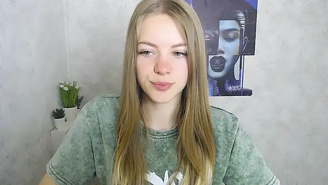 Snapshot of AliceFlirtt_ chatting on 09/13/25, 08:36 AliceFlirtt online show from 09/13/25, 08:36