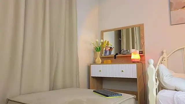 KateBleare online show from 03/12/25, 06:11