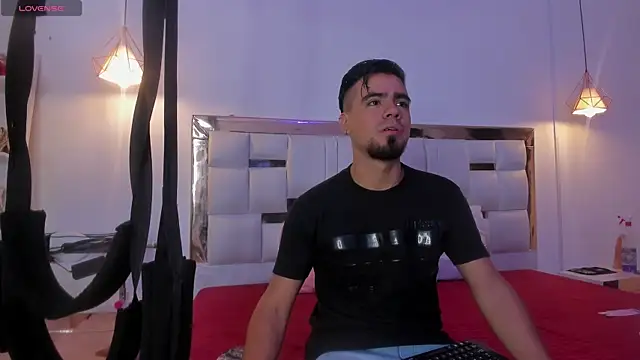 Snapshot of PittAndLunaa chatting on 12/17/25, 12:32 PittAndLunaa online show from 12/17/25, 12:32