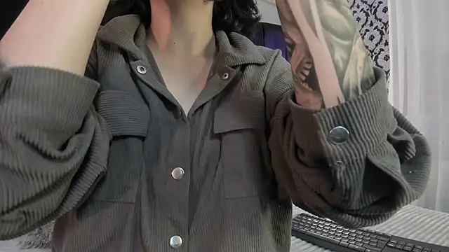 Adeelinee online show from 11/18/25, 07:39