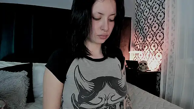 Snapshot of Adeelinee chatting on 05/25/26, 07:56 Adeelinee online show from 05/25/26, 07:56