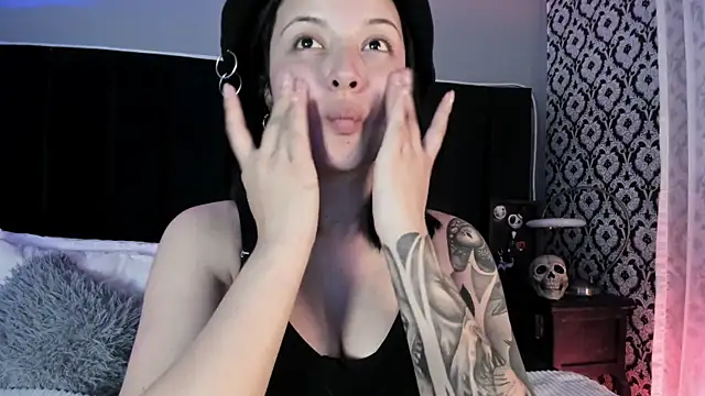 Adeelinee online show from 04/04/26, 07:53