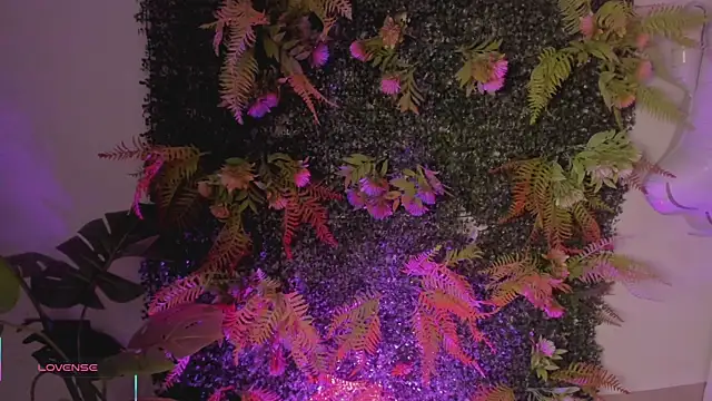 Snapshot of hanna_lee02 chatting on 10/30/25, 12:47 hanna lee02 online show from 10/30/25, 12:47