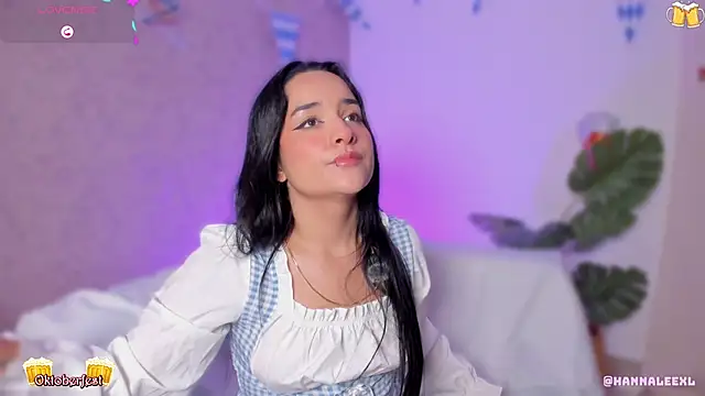 Snapshot of hanna_lee02 chatting on 10/02/25, 12:30 hanna lee02 online show from 10/02/25, 12:30