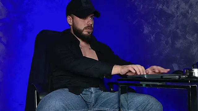 Snapshot of juliusmasters chatting on 12/21/25, 08:09 juliusmasters online show from 12/21/25, 08:09