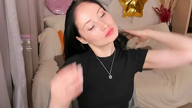 Snapshot of LisaMooore chatting on 10/18/25, 03:47 LisaMooore online show from 10/18/25, 03:47