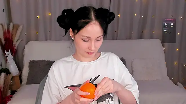 Snapshot of LisaMooore chatting on 02/15/25, 09:39 LisaMooore online show from 02/15/25, 09:39