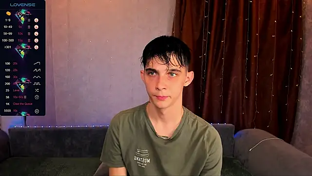 Snapshot of Aaron_Boom chatting on 09/18/25, 10:35 Aaron Boom online show from 09/18/25, 10:35