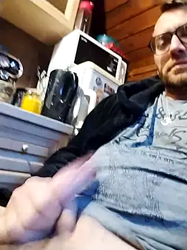 Snapshot of tomee83 chatting on 11/20/25, 06:03 tomee83 online show from 11/20/25, 06:03