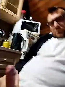 Snapshot of tomee83 chatting on 12/04/25, 06:12 tomee83 online show from 12/04/25, 06:12