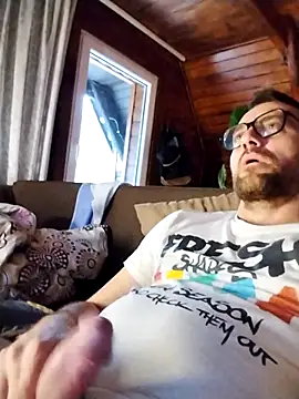 Snapshot of tomee83 chatting on 12/16/25, 01:26 tomee83 online show from 12/16/25, 01:26