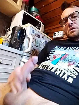 Snapshot of tomee83 chatting on 11/14/25, 09:46 tomee83 online show from 11/14/25, 09:46