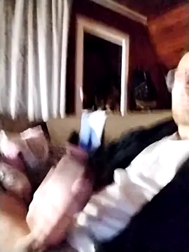 Snapshot of tomee83 chatting on 12/17/25, 06:40 tomee83 online show from 12/17/25, 06:40