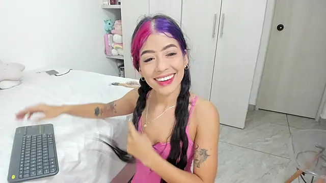 analia collins online show from 11/30/25, 01:34