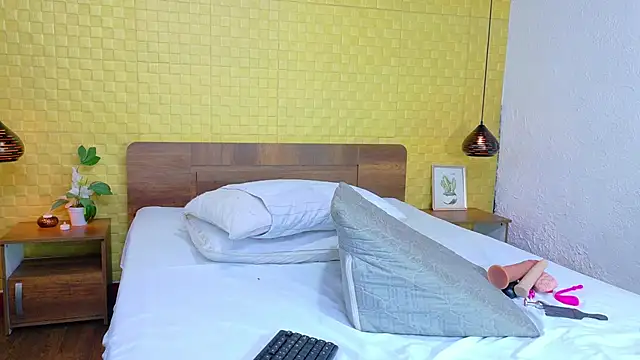 Squirter pussybomb online show from 02/13/25, 03:39