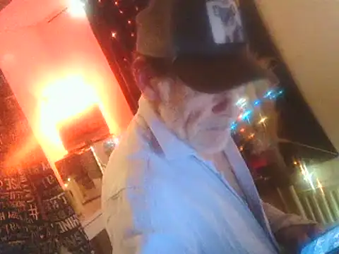 Snapshot of DaddyQuimHot chatting on 03/19/25, 02:27 DaddyQuimHot online show from 03/19/25, 02:27