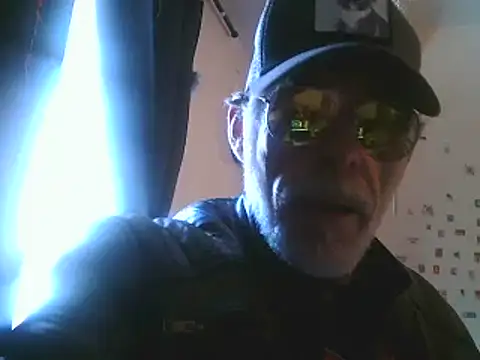 Snapshot of DaddyQuimHot chatting on 02/27/25, 11:17 DaddyQuimHot online show from 02/27/25, 11:17