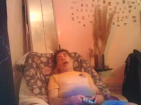 Snapshot of DaddyQuimHot chatting on 02/15/25, 05:17 DaddyQuimHot online show from 02/15/25, 05:17