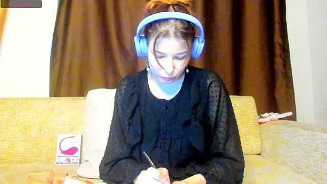 Snapshot of Leila_purr18 chatting on 09/27/25, 08:04 Leila purr18 online show from 09/27/25, 08:04