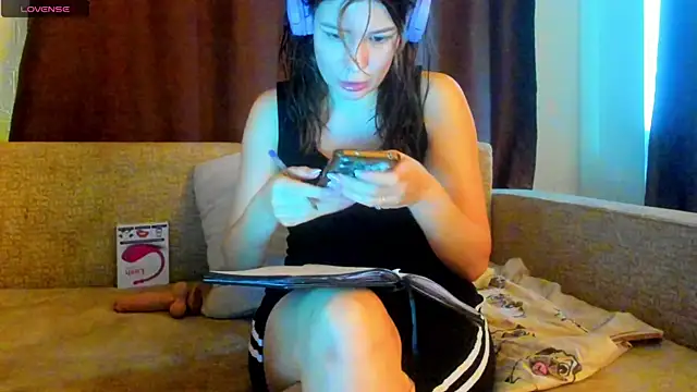 Snapshot of Leila_purr18 chatting on 10/06/25, 12:50 Leila purr18 online show from 10/06/25, 12:50