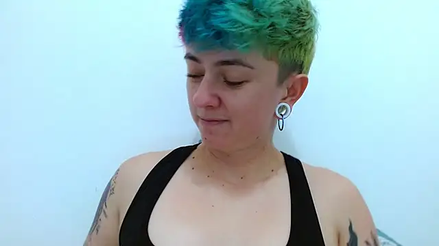 Snapshot of tomboyblue chatting on 11/12/25, 02:26 tomboyblue online show from 11/12/25, 02:26