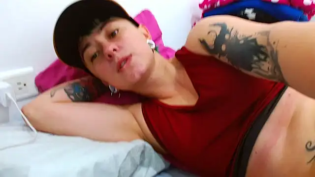 Snapshot of tomboyblue chatting on 12/14/25, 05:07 tomboyblue online show from 12/14/25, 05:07