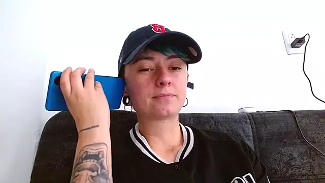 Snapshot of tomboyblue chatting on 11/15/25, 04:11 tomboyblue online show from 11/15/25, 04:11