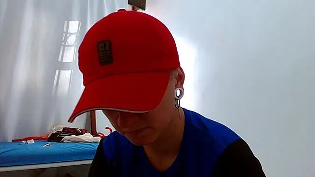 Snapshot of tomboyblue chatting on 11/26/25, 01:22 tomboyblue online show from 11/26/25, 01:22