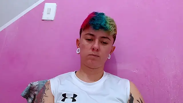 Snapshot of tomboyblue chatting on 10/21/25, 06:18 tomboyblue online show from 10/21/25, 06:18