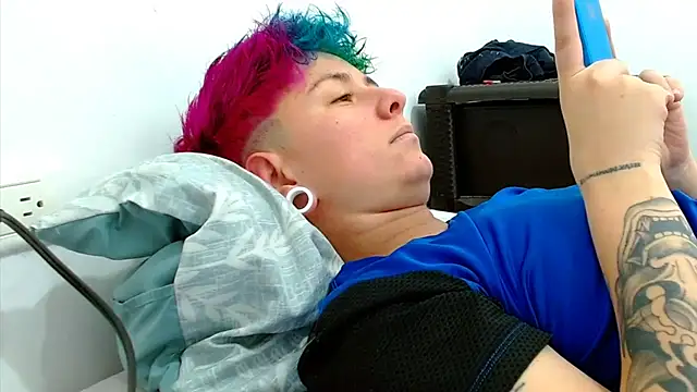 Snapshot of tomboyblue chatting on 10/31/25, 05:53 tomboyblue online show from 10/31/25, 05:53