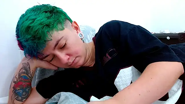 Snapshot of tomboyblue chatting on 11/17/25, 03:27 tomboyblue online show from 11/17/25, 03:27