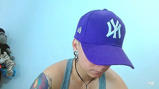 Snapshot of tomboyblue chatting on 02/20/25, 01:08 tomboyblue online show from 02/20/25, 01:08