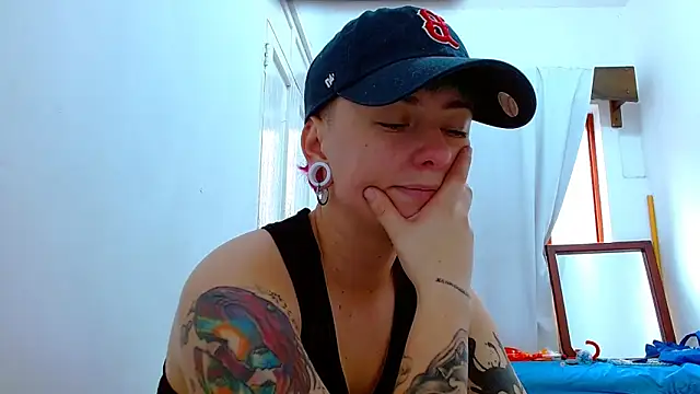 Snapshot of tomboyblue chatting on 11/21/25, 12:26 tomboyblue online show from 11/21/25, 12:26