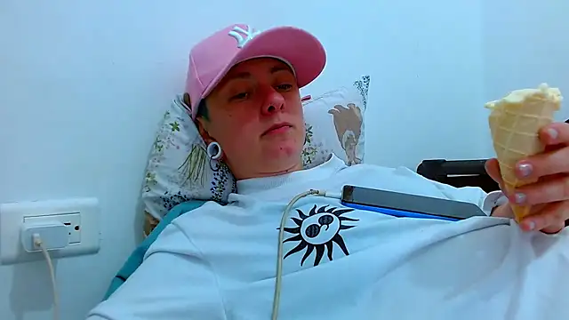 Snapshot of tomboyblue chatting on 02/04/26, 09:10 tomboyblue online show from 02/04/26, 09:10